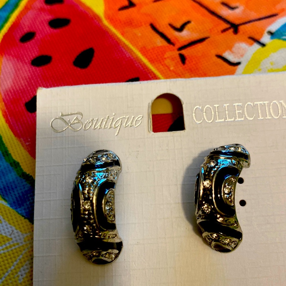 Boutique collection 1” half moon earrings black n silver new